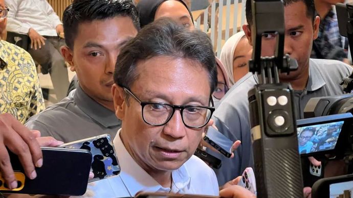 Menteri Kesehatan (Menkes) Budi Gunadi Sadikin menyampaikan keterangan dalam wawancara cegat usai mengikuti Rapat Koordinasi Penanggulangan Kejadian Luar Biasa (KLB) pada Program Prioritas Makan Bergizi Gratis di Kantor Kemenkes, Jakarta, Minggu, 28 September 2025.