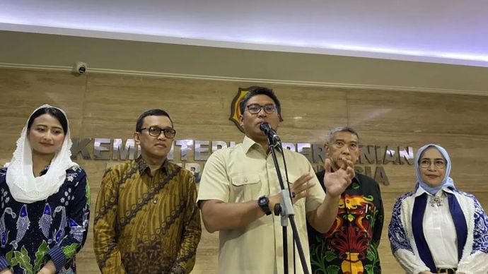 Wakil Menteri Pertanian (Wamentan) yang juga Ketua Umum Himpunan Kerukunan Tani Indonesia (HKTI) Sudaryono (tengah) menjawab pertanyaan awak media, di Jakarta, Jumat, 3 Oktober 2025.
