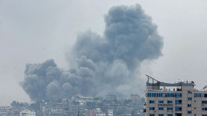 ilustrasi: Asap mengepul menyusul serangan Israel,  di Gaza, Senin (9/10/23).