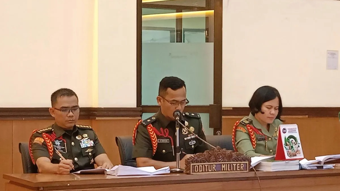 Oditur Militer Mayor (Chk) Wasinton Marpaung (tengah) dan Kolonel Chk Andri Wijaya (kiri) dalam sidang perdana kasus dugaan penculikan dan pembunuhan terhadap kepala cabang (kacab) bank di Pengadilan Militer II-08 Jakarta, Cakung, Jakarta Timur, Senin (6/4/2026). ANTARA/Siti Nurhaliza