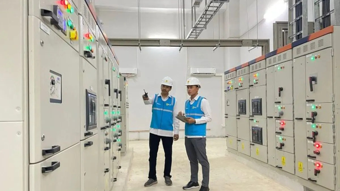 Ilustrasi - Petugas PT PLN memeriksa jaringan listrik melalui ruang kontrol di Jakarta. ANTARA/HO-PLN UID Jakarta Raya