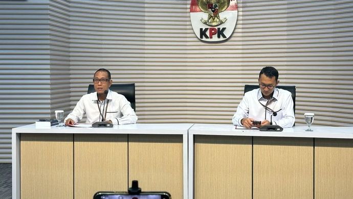 Pelaksana Tugas Direktur Penyidikan Komisi Pemberantasan Korupsi Achmad Taufik Husein (kiri) bersama Juru Bicara KPK Budi Prasetyo memberikan keterangan di Gedung Merah Putih KPK, Jakarta, Senin, 8 Juni 2026.