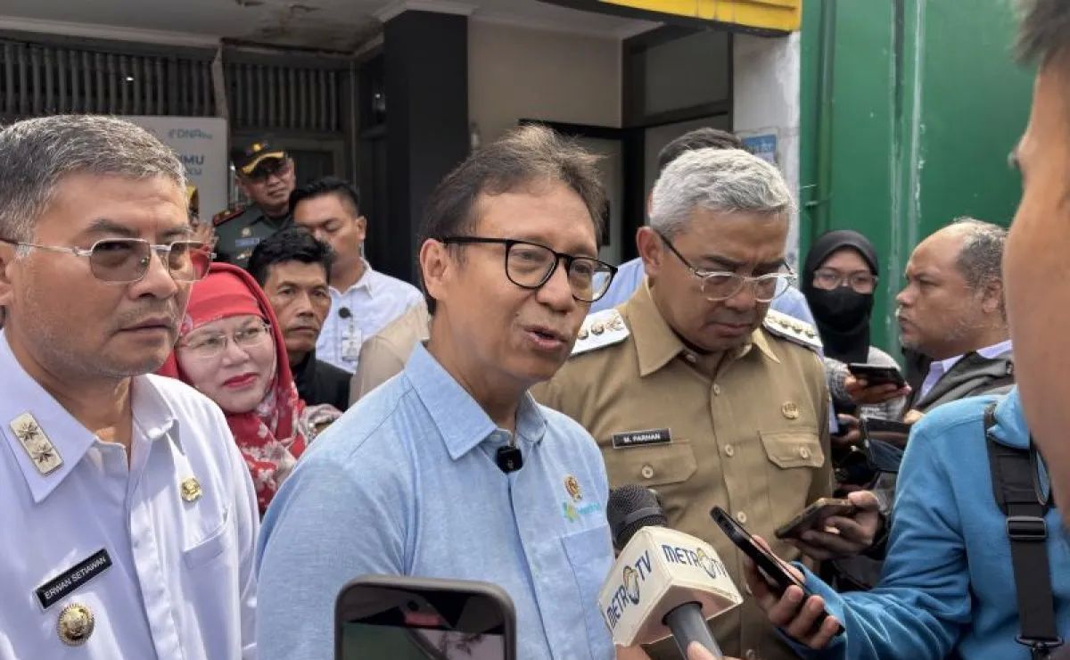 Menteri Kesehatan Budi Gunadi Sadikin (tengah) memberikan keterangan setelah peninjauan program Cek Kesehatan Gratis di SMP 5 Kota Bandung, Jawa Barat, Senin, 4 Agustus 2025. <b>(Antara)</b>