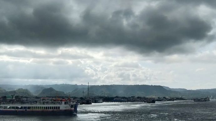 Penyeberangan di Pelabuhan Ketapang, Banyuwangi.
