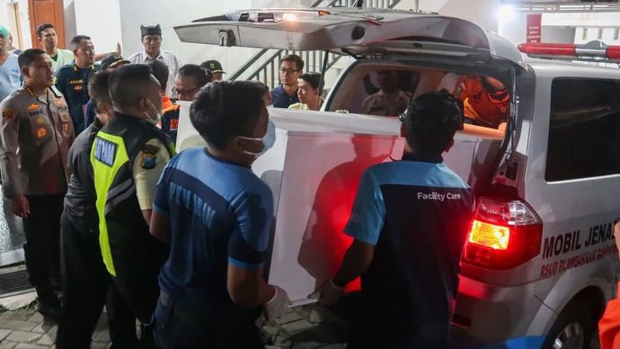 Petugas memasukkan peti jenazah korban tenggelamnya KMP Tunu Pratama Jaya ke dalam ambulans di RSUD Blambangan, Banyuwangi, Jawa Timur, Rabu, 9 Juli 2025.