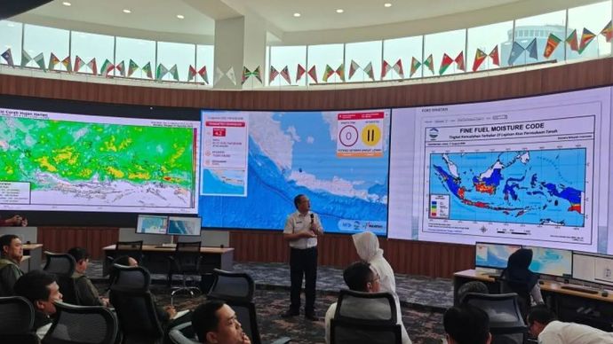 Petugas Badan Meteorologi, Klimatologi dan Geofisika (BMGK) saat memaparkan kondisi cuaca dan iklim Indonesia dalam rapat koordinasi yang dipimpin Menteri Kehutanan Raja Juli Antoni di Jakarta, Senin 11 Agustus 2025. ANTARA/M Riezko Bima Elko Prasetyo.