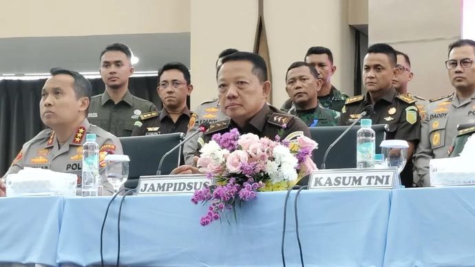 Ketua Pelaksana Satgas PKH sekaligus Jaksa Agung Muda Bidang Tindak Pidana Khusus (Jampidsus) Kejaksaan Agung Febrie Adriansyah (tengah) berbicara dalam konferensi pers di Gedung Kejaksaan Agung, Jakarta, Kamis 28 Agustus 2025. (ANTARA/Nadia Putri Rahmani)