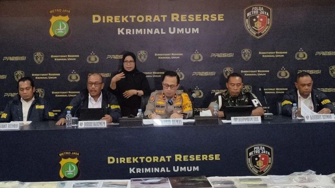 Direktur Reserse Kriminal Umum Polda Metro Jaya Kombes Pol. Wira Satya Triputra (kedua dari kiri) memberikan keterangan kepada pers terkait pengungkapan kasus penculikan yang berujung kematian Kepala Cabang Pembantu (KCP) salah satu bank di Jakarta P