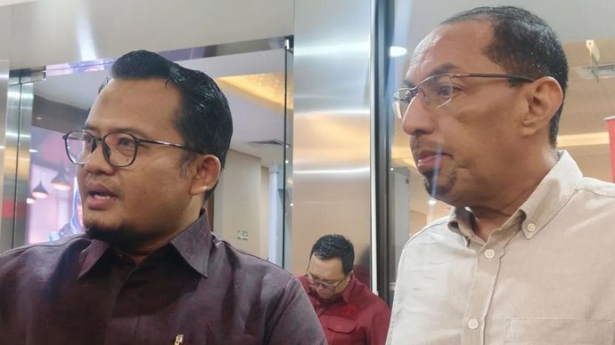 Direktur Utama PT Dana Syariah Indonesia (DSI) Taufiq Aljufri (kanan) bersama pengacaranya, Pris Madani,  memberikan keterangan pers di Gedung Bareskrim Polri, Jakarta, Senin, 9 Februari 2026.