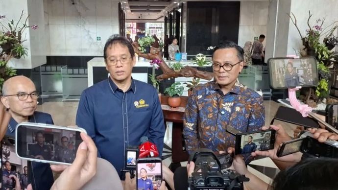 Chief Operating Officer (COO) Danantara Indonesia Dony Oskaria (kiri) bersama Menteri Keuangan Purbaya Yudhi Sadewa (kanan) menyampaikan keterangan di Kantor Kementerian Keuangan Jakarta, Rabu, 5 Agustus 2026.