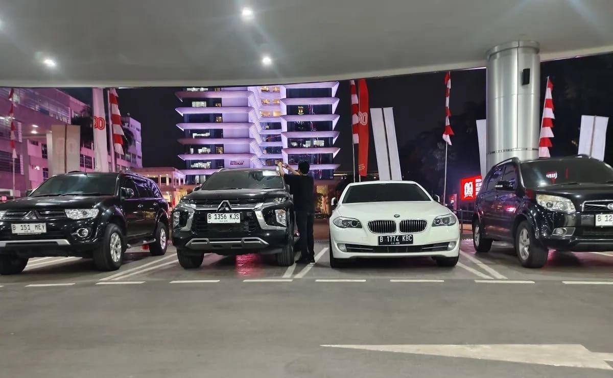 Empat unit mobil yang diduga milik Riza Chalid yang disita oleh Kejaksaan Agung (Kejagung) ditunjukkan di Gedung Jampidsus Kejagung, Jakarta, Kamis 14 Agustus 2025. (ANTARA/Nadia Putri Rahmani) <b>(Antara)</b>