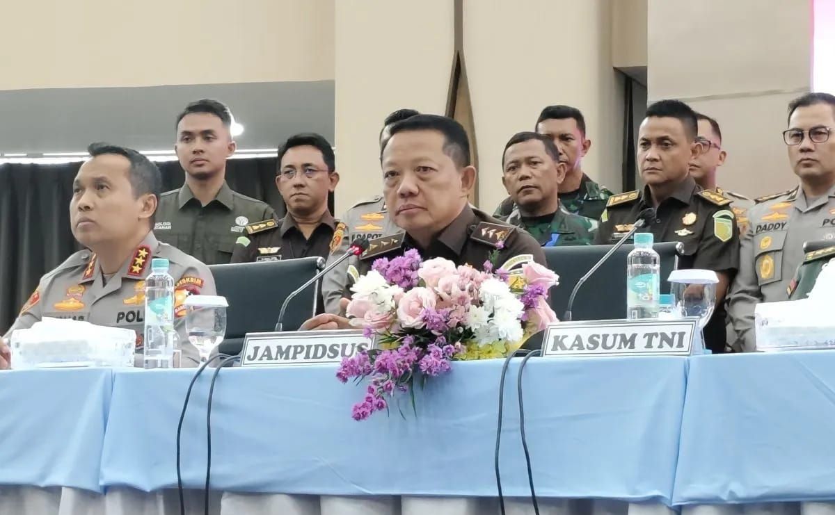 Ketua Pelaksana Satgas PKH sekaligus Jaksa Agung Muda Bidang Tindak Pidana Khusus (Jampidsus) Kejaksaan Agung Febrie Adriansyah (tengah) berbicara dalam konferensi pers di Gedung Kejaksaan Agung, Jakarta, Kamis 28 Agustus 2025. (ANTARA/Nadia Putri Ra <b>(Antara)</b>