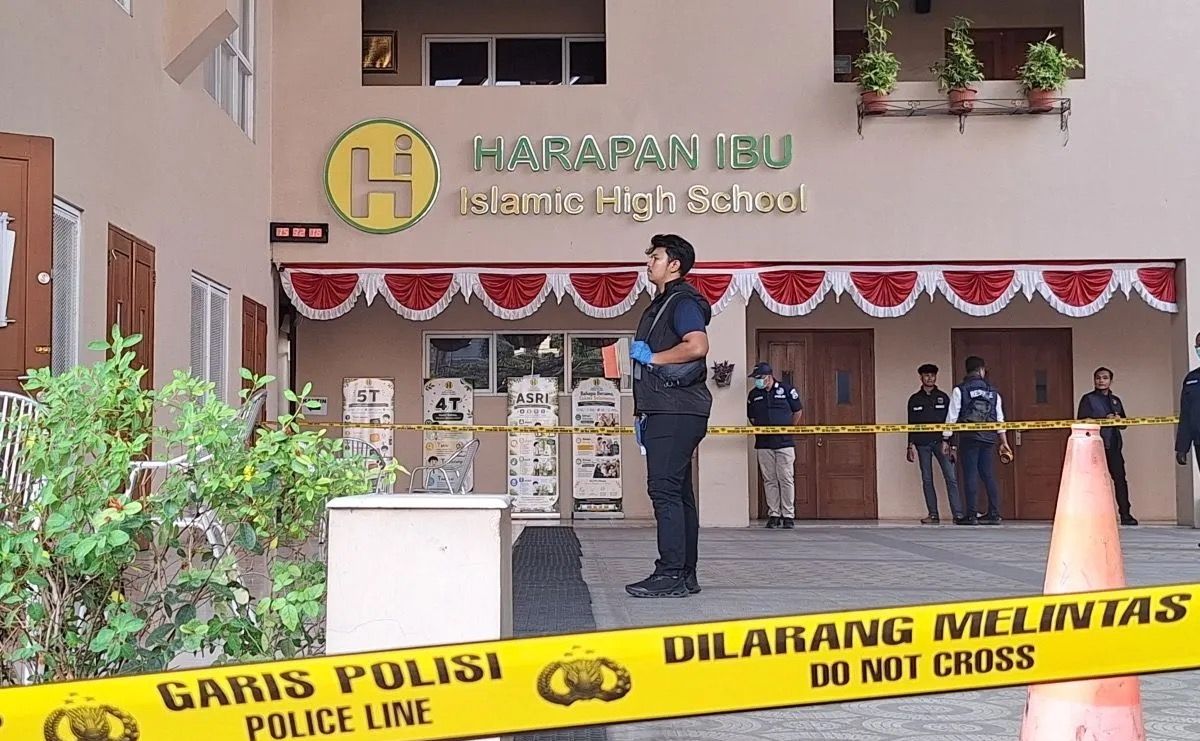 Kepolisian melakukan olah tempat kejadian perkara (TKP) di sekolah temuan 995 airsoft gun dan narkoba di kawasan Pondok Pinang, Kebayoran Lama, Jakarta Selatan, Senin, 10 Agustus 2026. <b>(Antara)</b>