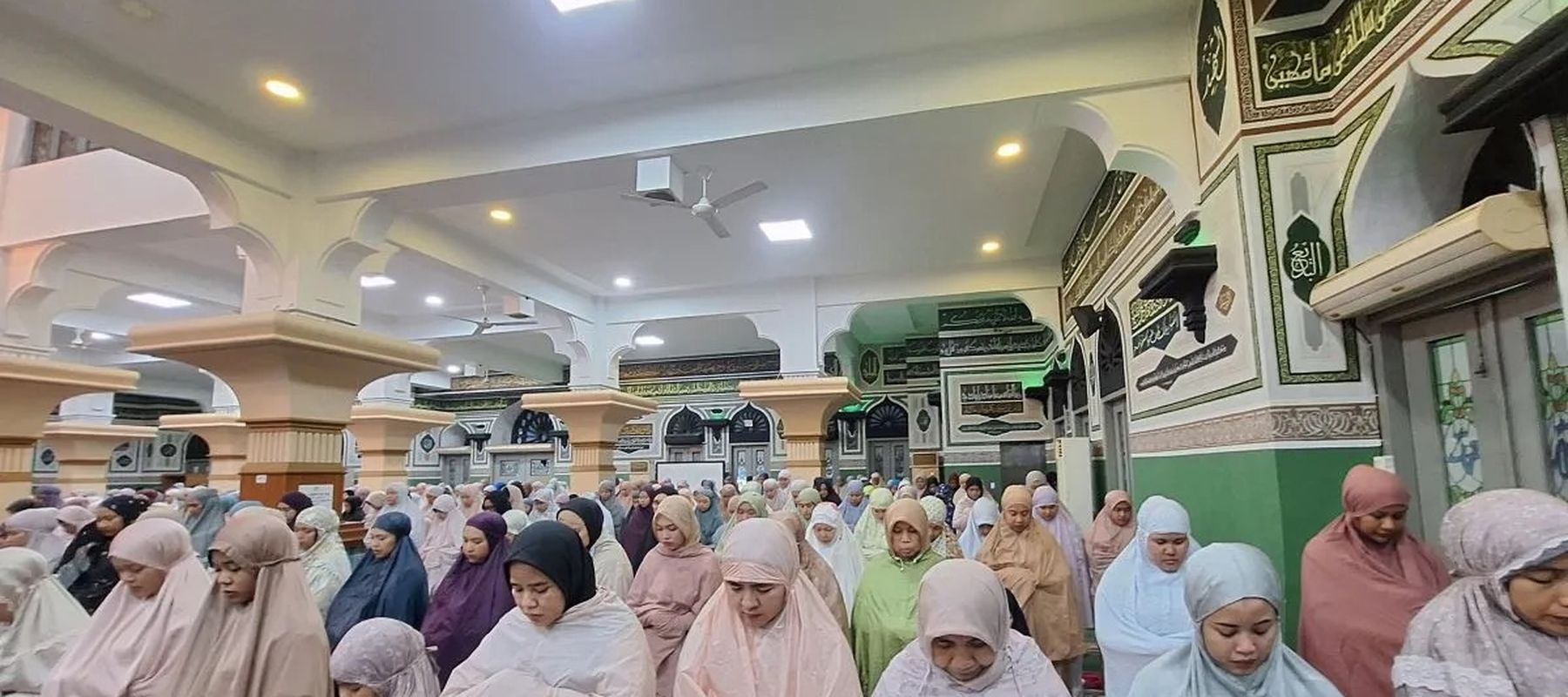 Suasana hari pertama Shalat Tarawih di malam 1 Ramadhan 1447 Hijriah di Masjid Agung Al-Azhar, Jakarta, Rabu, 18 Februari 2026.