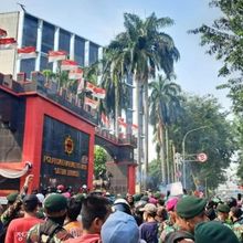Ratusan Demonstran Geruduk Gerbang Mako Brimob Kwitang