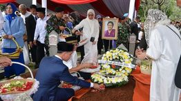 Wapres Gibran Pimpin Upacara Militer Pemakaman Karlinah Wirahadikusumah di TMP Kalibata