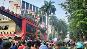 Ratusan massa aksi mendesak masuk ke depan gerbang Markas Komando (Mako) Brimob Kwitang, Jakarta Pusat, pada Jumat sekitar pukul 13.50 WIB.
