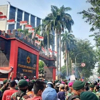 Ratusan Demonstran Geruduk Gerbang Mako Brimob Kwitang