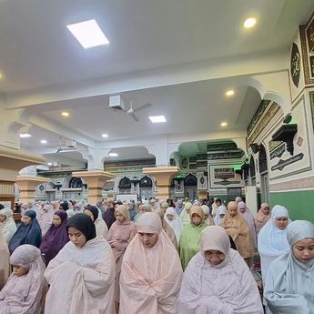 Sekitar 2.500 Jamaah Padati Tarawih Perdana di Masjid Al-Azhar