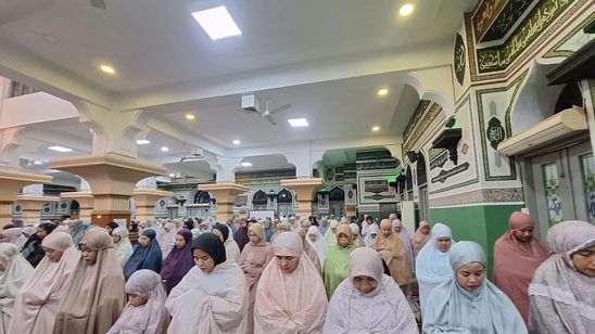 Sekitar 2.500 Jamaah Padati Tarawih Perdana di Masjid Al-Azhar