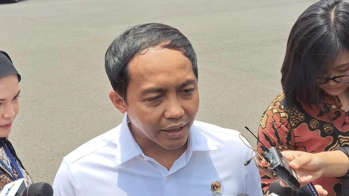 Menteri Kehutanan Raja Juli Antoni menjawab pertanyaan wartawan saat dia ditemui di Istana Kepresidenan RI, Jakarta, Senin 15 September 2025 untuk mengikuti rapat terbatas yang dipimpin oleh Presiden Prabowo Subianto. ANTARA/HO-Dokumentasi Pribadi.