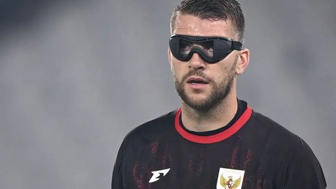 Penjaga gawang Timnas Indonesia Maarten Paes mengikuti sesi latihan resmi jelang pertandingan kualifikasi Piala Dunia 2026 putaran ketiga Grup C di Stadion Utama Gelora Bung Karno, Jakarta, Rabu (4/6/2025). Latihan tersebut sebagai persiapan jelang pertandingan melawan Timnas China pada Kamis (5/6/2025).