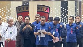 Kejaksaan Agung RI kini tengah memburu pengusaha M. Riza Chalid, tersangka baru dalam perkara dugaan korupsi tata kelola minyak mentah dan produk kilang, yang menurut informasi berada di Singapura.

