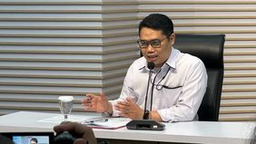 Komisi Pemberantasan Korupsi (KPK) memeriksa tiga jaksa di Kejaksaan Agung sebagai saksi dalam penyidikan kasus dugaan korupsi proyek pembangunan jalan di Sumatera Utara. Pemeriksaan itu dilakukan bersamaan dengan proses klarifikasi internal Kejagung