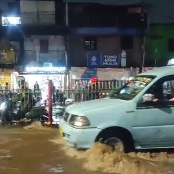 Jalan Raya Bogor Banjir Gara-gara Tembok Jebol di Kramat Jati