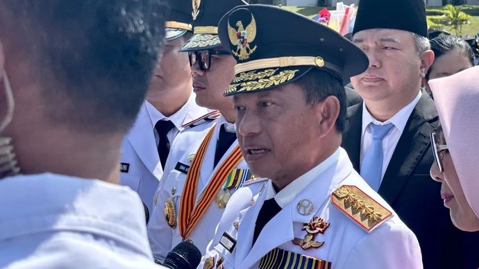 Menteri Dalam Negeri (Mendagri) Tito Karnavian menjawab pertanyaan wartawan setelah melantik 1.110 Pamong Praja Muda IPDN di Kampus Institut Pemerintahan Dalam Negeri (IPDN) Jatinangor, Kabupaten Sumedang, Jawa Barat, Senin, 28 Juli 2025.