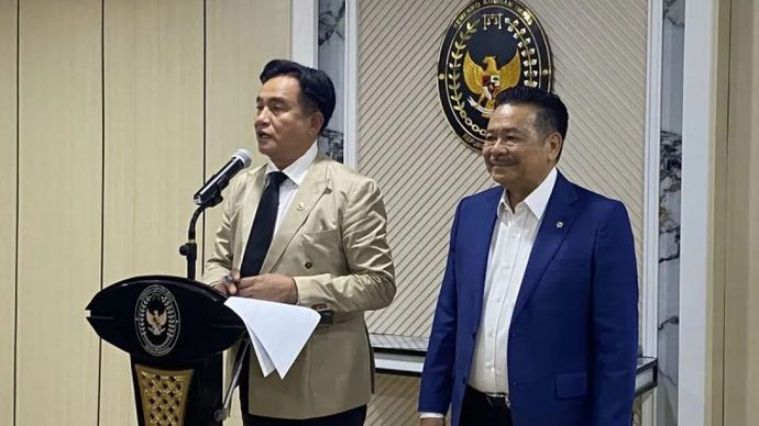Menteri Koordinator Bidang Hukum, HAM, Imigrasi, dan Pemasyarakatan Yusril Ihza Mahendra (kiri) menyampaikan keterangan dalam jumpa pers di Kantor Kemenko Kumham Imipas, Jakarta, Jumat 26 September 2025. ANTARA/Fath Putra Mulya