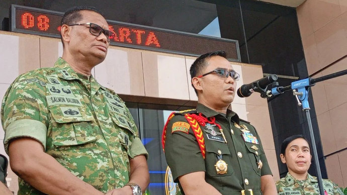 Kepala Oditur Militer II-07 Jakarta Kolonel Chk Andri Wijaya (kanan) memberikan keterangan usai penyerahan berkas dan bukti dalam kasus dugaan penganiayaan terhadap aktivis Komisi untuk Orang Hilang dan Korban Tindak Kekerasan (KontraS) Andrie Yunus kepada pihak Pengadilan Militer II-08 Jakarta, Kamis (16/4/2026). (ANTARA/Siti Nurhaliza).