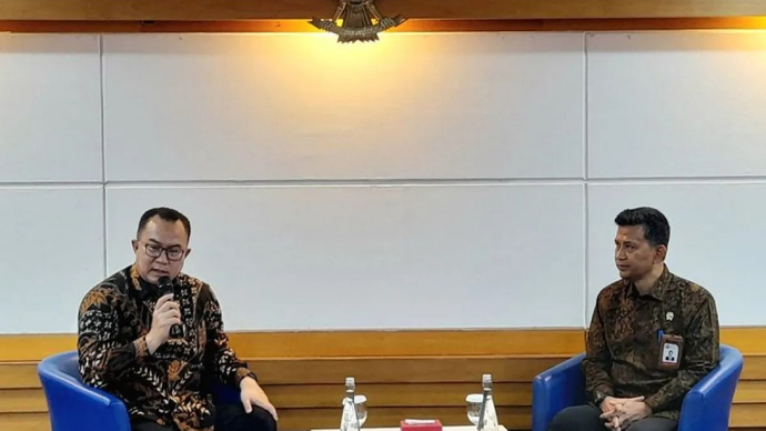 Kepala BRIN Arif Satria (kiri) dalam konferensi pers memperingati 