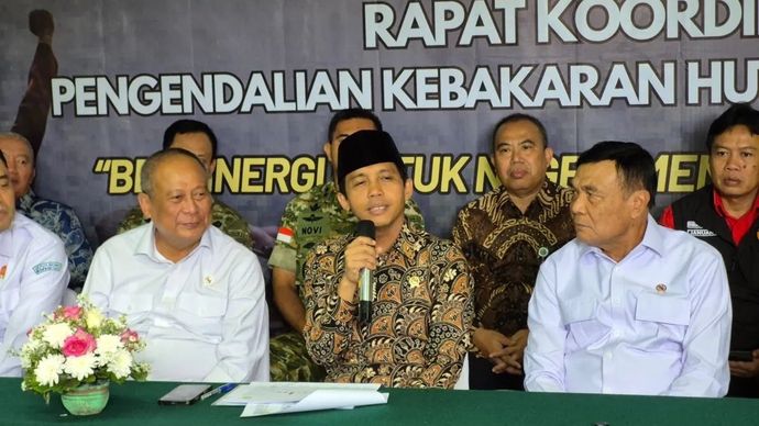 Menteri Kehutanan (Menhut) Raja Juli Antoni (tengah) dan Menteri Koordinator Bidang Politik dan Keamanan (Menko Polkam) Djamari Chaniago (kanan) dalam konferensi pers usai kegiatan Rakorsus Penanggulangan Kebakaran Hutan dan Lahan (Karhutla) Tahun 2026 di Jakarta, Kamis, 18 Juni 2026.