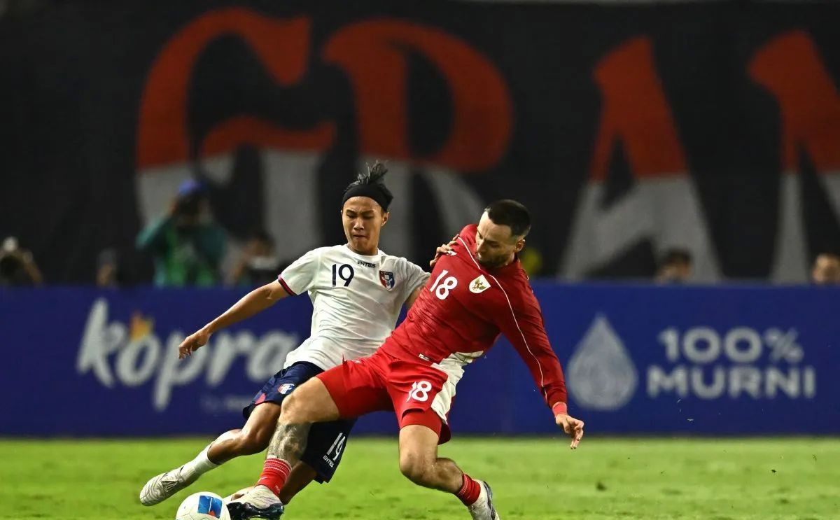 Pesepak bola Timnas Indonesia Marc Klok (kanan) berebut bola dengan pesepak bola Timnas Taiwan Wu Yu Fan dalam FIFA Matchday di Stadion Gelora Bung Tomo, Surabaya, Jawa Timur, Jumat (5/9/2025). <b>(ANTARA)</b>