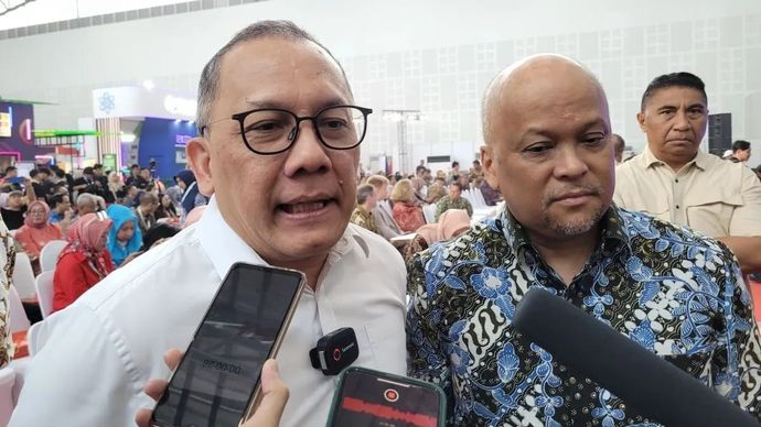 Arsip - Kepala Badan Riset dan Inovasi Nasional (BRIN) Laksana Tri Handoko (kiri) di sela-sela Peringatan Hakteknas ke-29 di Kawasan Sains dan Teknologi (KST) Soekarno di Cibinong, Jawa Barat, Sabtu 10 Agustus 2025. ANTARA/Sean Filo Muhamad.