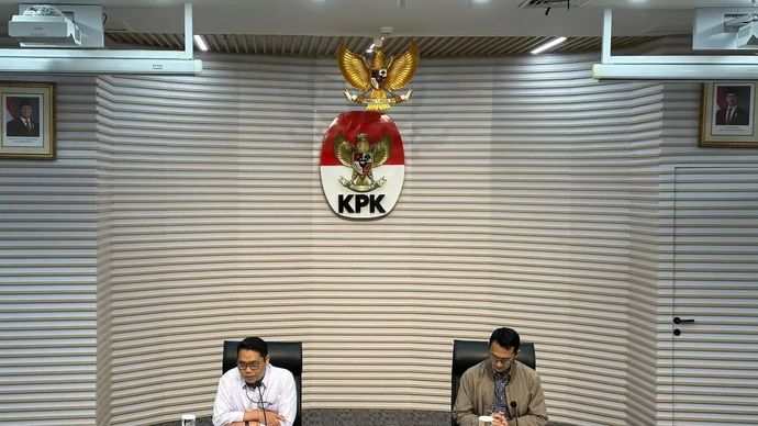 Pelaksana Tugas Deputi Penindakan dan Eksekusi Komisi Pemberantasan Korupsi Asep Guntur Rahayu (kiri) bersama Juru Bicara KPK Budi Prasetyo saat memberikan keterangan di Gedung Merah Putih KPK, Jakarta, Kamis 28 Agustus 2025. (ANTARA/Rio Feisal)