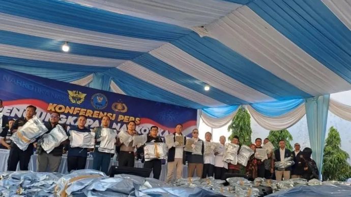 Kepala BNN RI Komjen Pol Suyudi Ario Seto (tengah) saat menunjukkan barang bukti usai memberikan keterangan pers terkait pengungkapan penyelundupan 3,37 ton kuncup bunga cannabinoid asal Thailand di Gresik, Jawa Timur, Kamis, 2 Juli 2026.