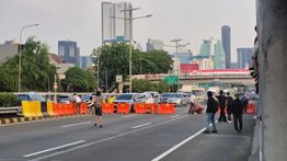Demonstran Blokir Ruas Tol Dalam Kota di Depan DPR/MPR