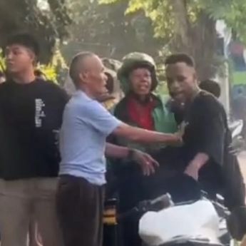 Dua Pria Diduga Mabuk Bikin Onar Pukul Pengemudi Ojol di Jakarta Timur