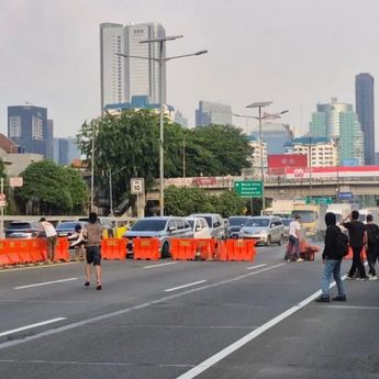 Demonstran Blokir Ruas Tol Dalam Kota di Depan DPR/MPR