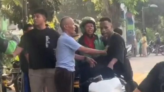 Pria diduga dalam kondisi mabuk membuat onar hingga memukul pengemudi ojek online (ojol) di kawasan Jalan Pemuda, Pulogadung, Jakarta Timur, Selasa 5 Agustus 2025. Antara/Instagram @warungjurnalis