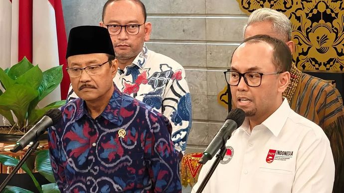 Ketua PPATK Ivan Yustiavandana bersama Menteri Sosial Saifullah Yusuf beserta jajarannya memberikan keterangan terkait temuan anomali rekening penerima bantuan sosial di Jakarta, Kamis, 7 Agustus 2025.
