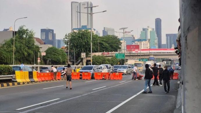 Para demonstran yang memadati depan Kantor DPR/MPR RI di Jalan Gatot Subroto, Jakarta Pusat mulai memblokir ruas Jalan Tol S. Parman (Tol Dalam Kota) di Jakarta Pusat, Jumat 29 Agustus 2025 sore. ANTARA/Sean Filo Muhamad