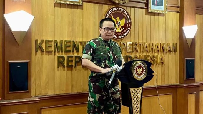 Kepala Biro Informasi Pertahanan Sekretariat Jenderal Kementerian Pertahanan Brigjen TNI Frega Ferdinand Wenas Inkiriwang menjawab pertanyaan wartawan saat konferensi pers di Kantor Kementerian Pertahanan, Jakarta, Senin 9 September 2025. ANTARA/Fath Putra Mulya.