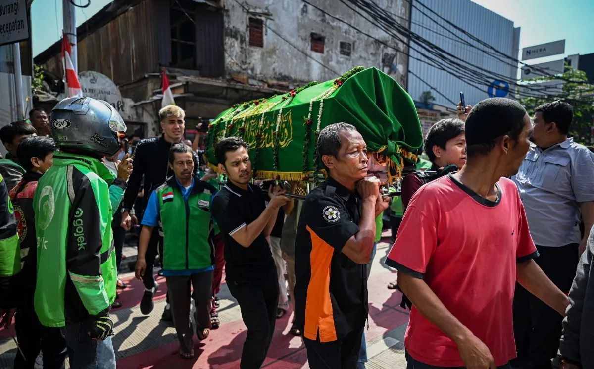 Sejumlah warga mengusung keranda jenazah korban insiden pada Aksi 28 Agustus, Affan Kurniawan di kawasan Menteng, Jakarta, Jumat (29/8/2025).  <b>(Antara)</b>
