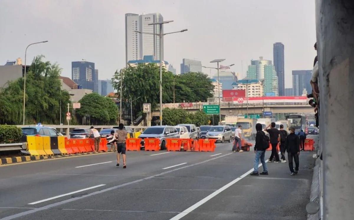 Para demonstran yang memadati depan Kantor DPR/MPR RI di Jalan Gatot Subroto, Jakarta Pusat mulai memblokir ruas Jalan Tol S. Parman (Tol Dalam Kota) di Jakarta Pusat, Jumat 29 Agustus 2025 sore. ANTARA/Sean Filo Muhamad <b>(Antara)</b>