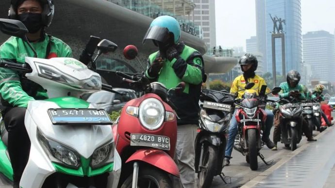 Sejumlah pengemudi ojek daring menunggu calon penumpang (Antara)