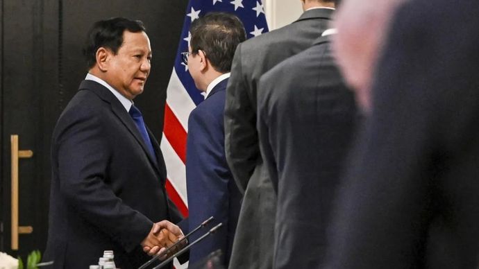 Presiden Prabowo Subianto (kiri) menyalami anggota United States-Indonesia Society (Usindo) David Merril (kedua kanan) saat pertemuan di Washington DC, Amerika Serikat, Senin (11/11/2024).