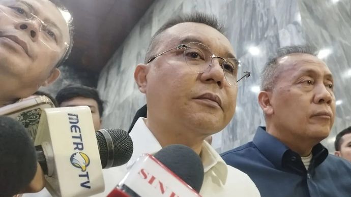 Wakil Ketua DPR RI Sufmi Dasco Ahmad bersama Saan Mustopa dan Cucun Ahmad Syamsurizal di kompleks parlemen, Jakarta, Rabu 3 September 2025. (ANTARA/Bagus Ahmad Rizaldi)